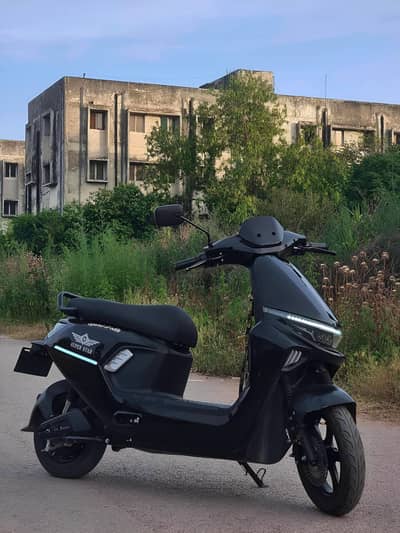 Superstar G90 Electric Scooty