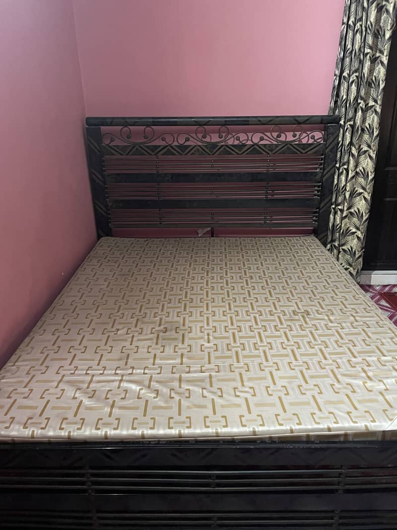 queen size bed 1