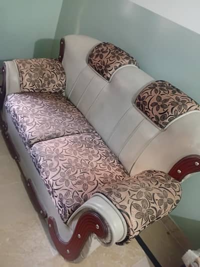 4 pice sofa set good condition with table