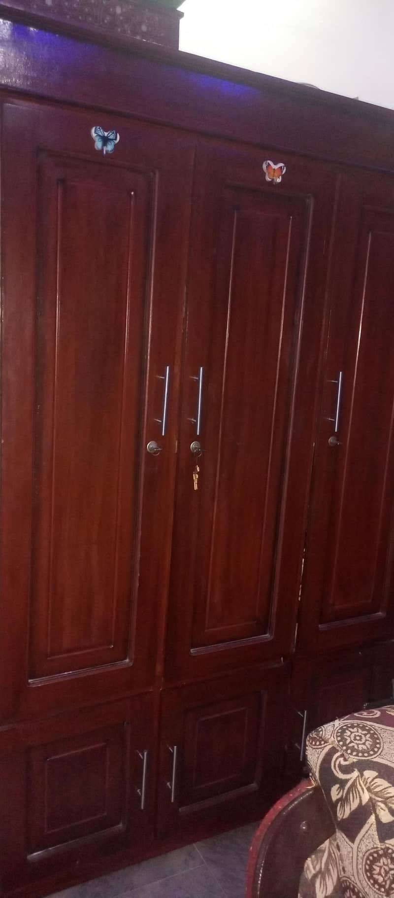 دو  الماریاں پور سیل لکڑی کی بنی ہوئی ہے 3