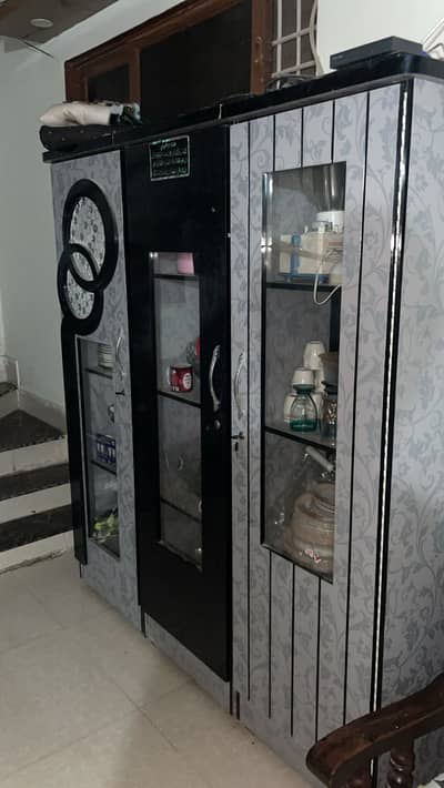 Show case for sell 10/9 condition furniture ka peice h