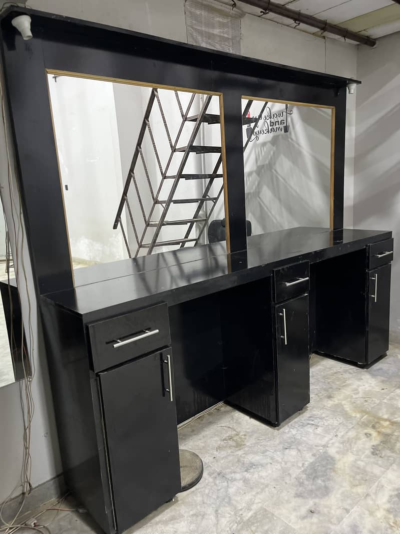 Saloon vanity 6