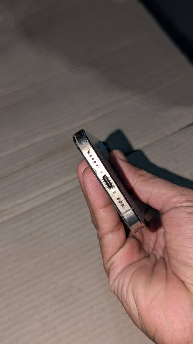 Iphone 16 pro 4