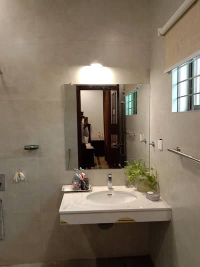 10 Marla Well Maintained 4 Beds House For Sale In Phase 3, DHA Lahore.