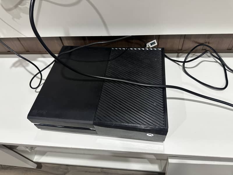 Xbox 1 with 2 controllers 0