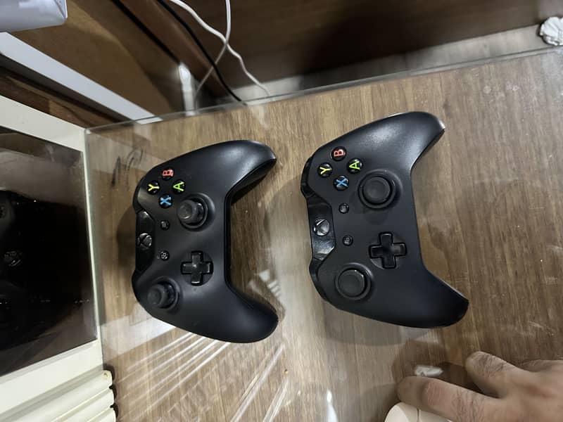 Xbox 1 with 2 controllers 3