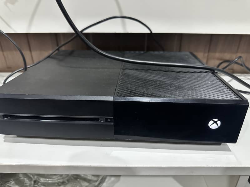 Xbox 1 with 2 controllers 4