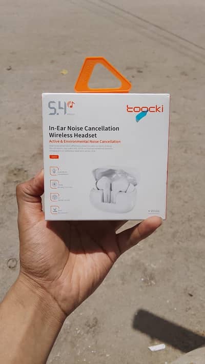 2000 sa 5000 tk ki range ma sub earphones available hn