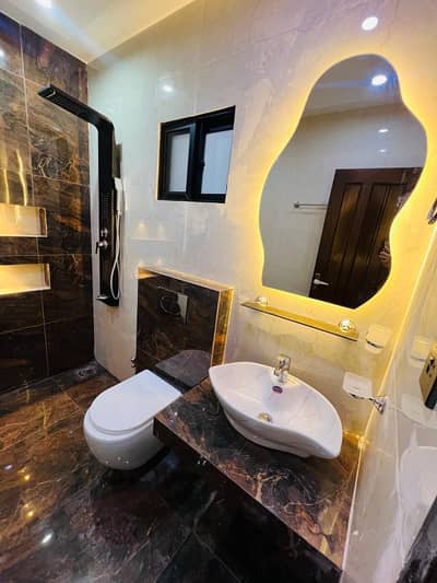 1 KANAL UPPER PORTION FOR RENT LOWER LOCK MAIN COLLEGE ROAD LHR