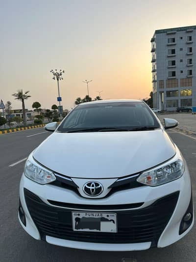 Toyota Yaris ativ 1.3  full option