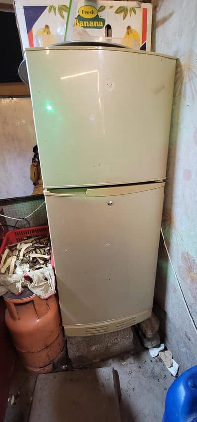pel original fridge he  koi masla nahee  gas new dala he best cooling