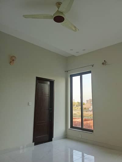 10 marla barnd new uper portion for rent LDA Avenue 1