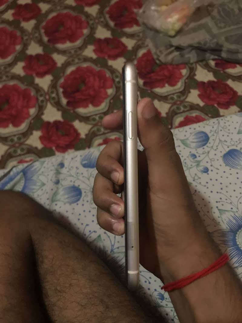 iPhone 11 4