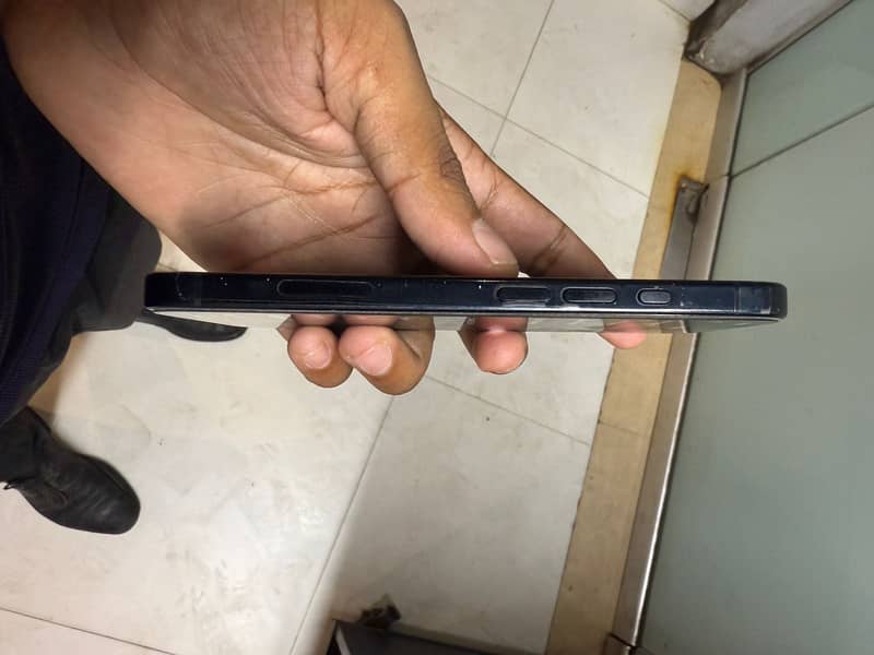 iPhone 16 6