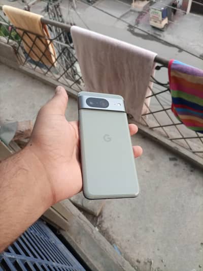 Google Pixel 8 – Smooth Performance & Great Camera