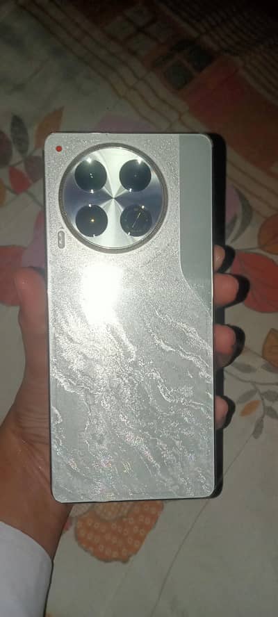 Tecno camon 30 hai 12+12/256 complete saman k sath Dabba aur charger