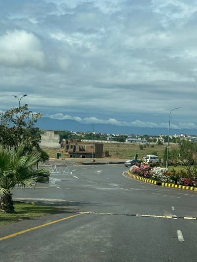 1 kanal main Blvd plot in Block L heighted