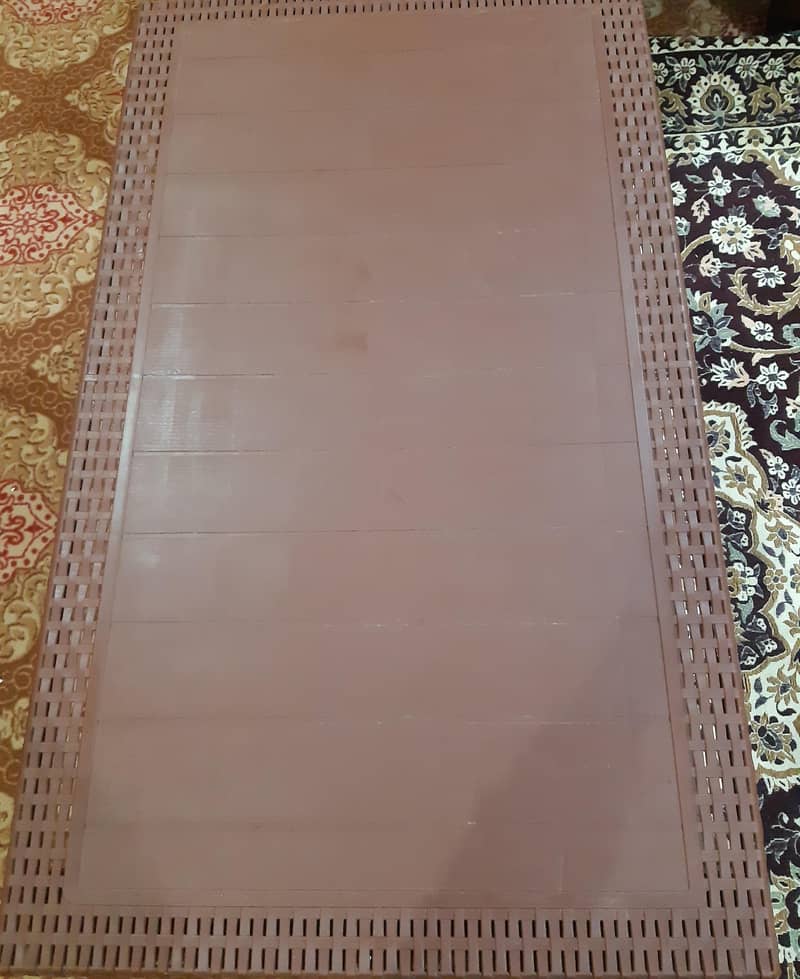 meroon table 0