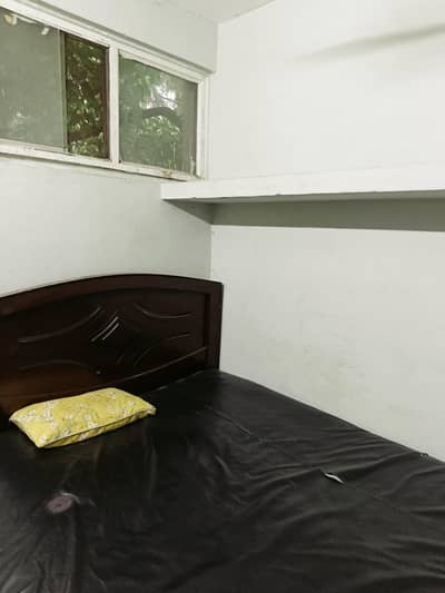 queen wooden bed  without matress