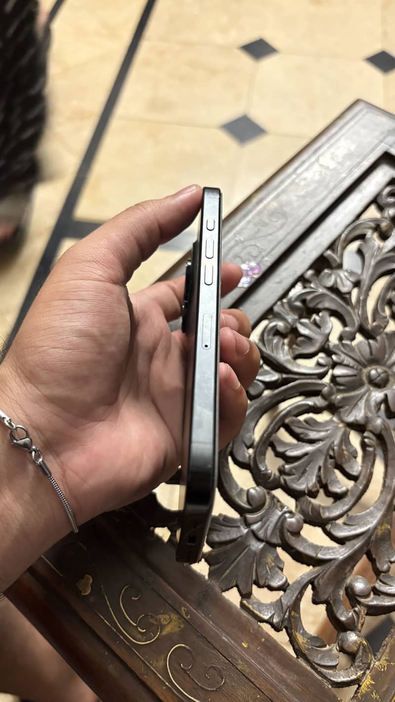 iPhone 16 pro 4