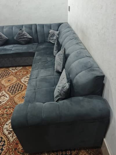L- SHAPE SOFA 7 SEATER In very good condition just like brand new
