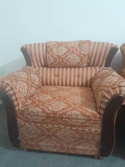 Not Damaged, Not Broken , Not tears Neat and Clean sofa set with cover