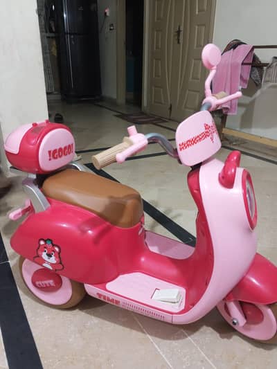 baby girls scooter 10/10 condition with charger