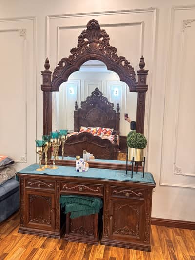 Chinoti bed with dressing table and side tables