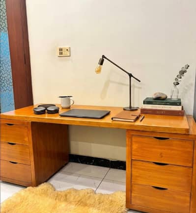 study table made in wood