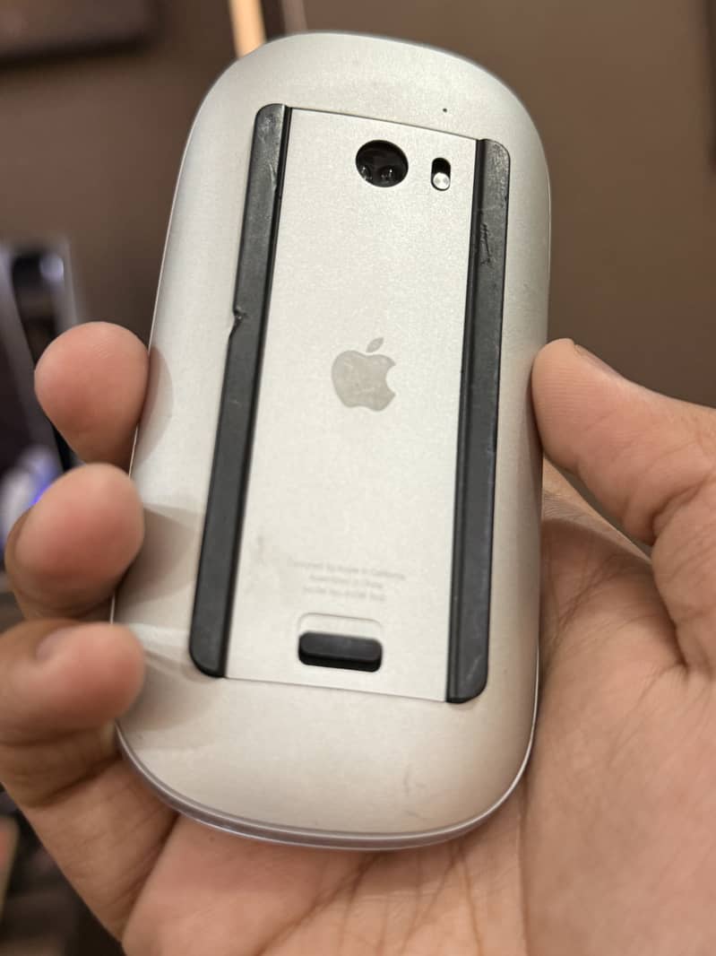 Apple Magic Mouse 1st Generation 4