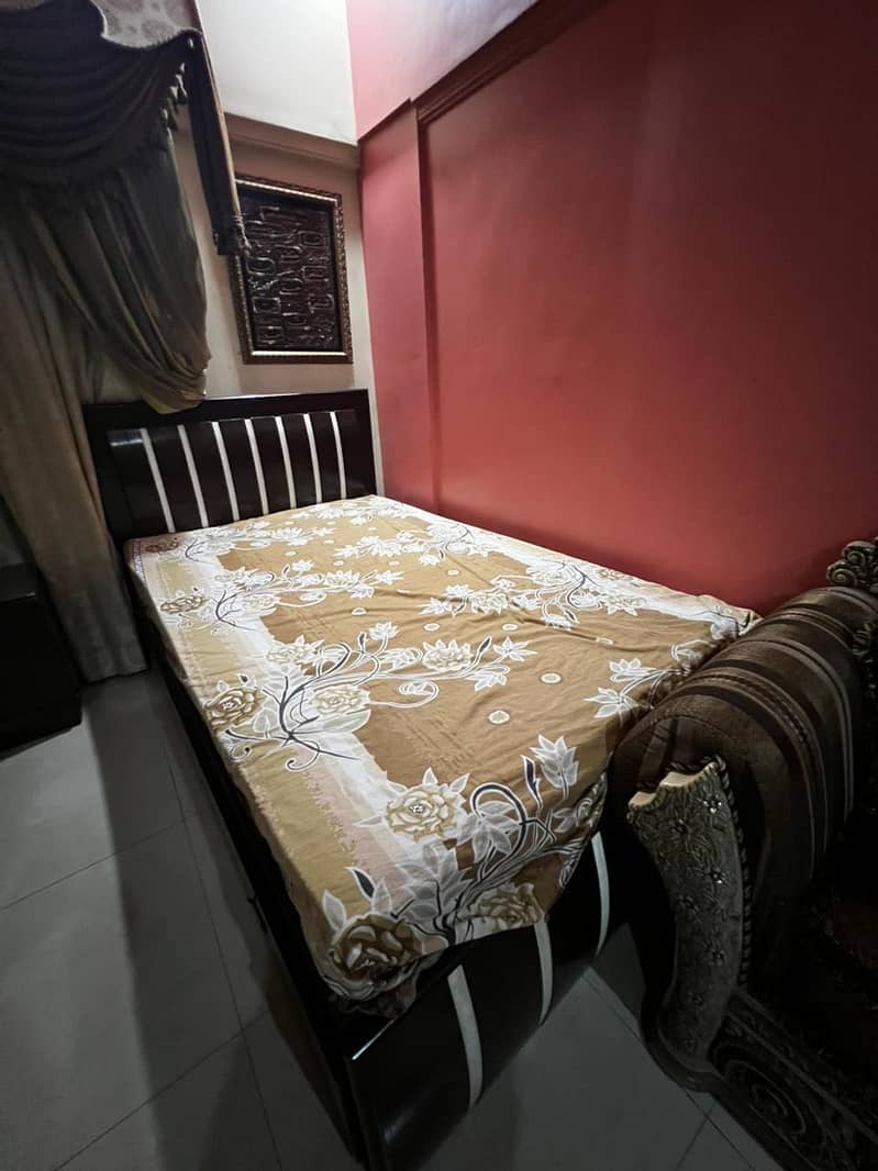 2 beds with mid table 1