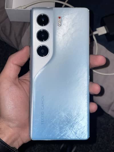 Tecno Camon 40 pro 8gb 256gb.