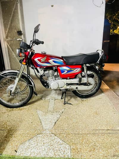 Honda CG 125  2022/23. . Very low mileage . Like a new bike