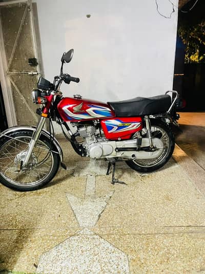 Honda CG 125  2022/23. . Very low mileage . Like a new bike