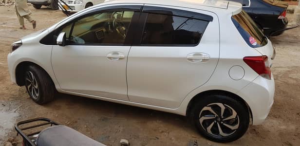 Toyota Vitz 2014 pearl white