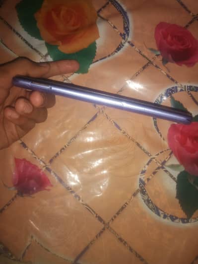 10off8 condition hai sides thora tota sim slot but dono sim work karti