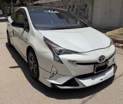 Toyota prius 15/19 pearl white
