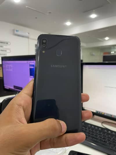 Exchange Offer Samsung A30 / 4GB-64GB / PTA Approved