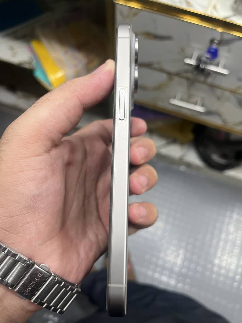 iPhone 15 pro max read description 1