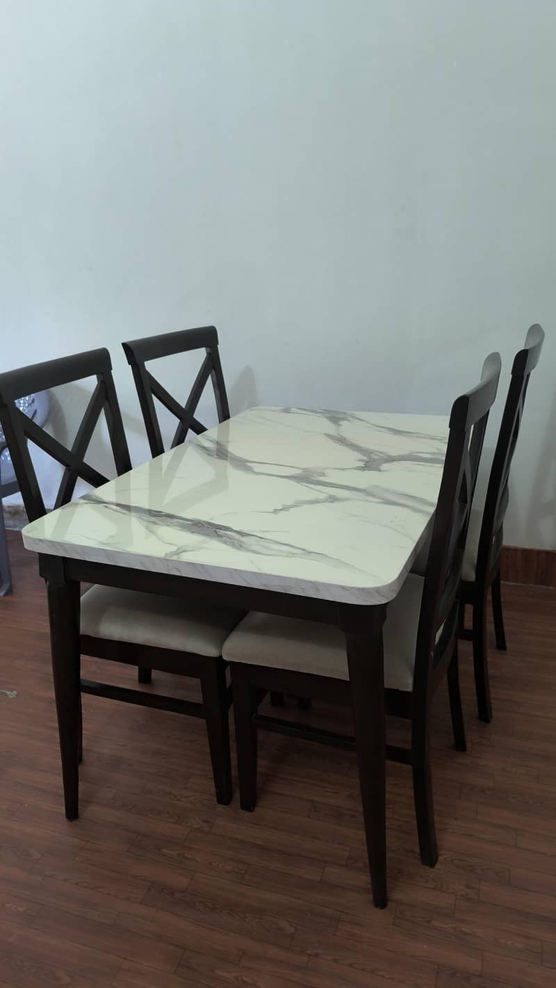 Four seater dinning table 0