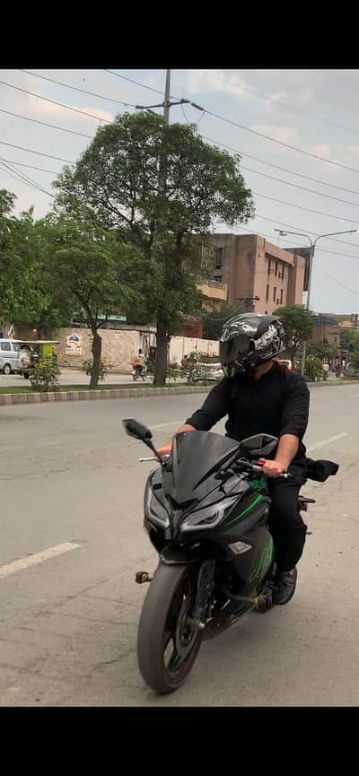 Kawasaki ninja 25r REPLICA only 800km driven