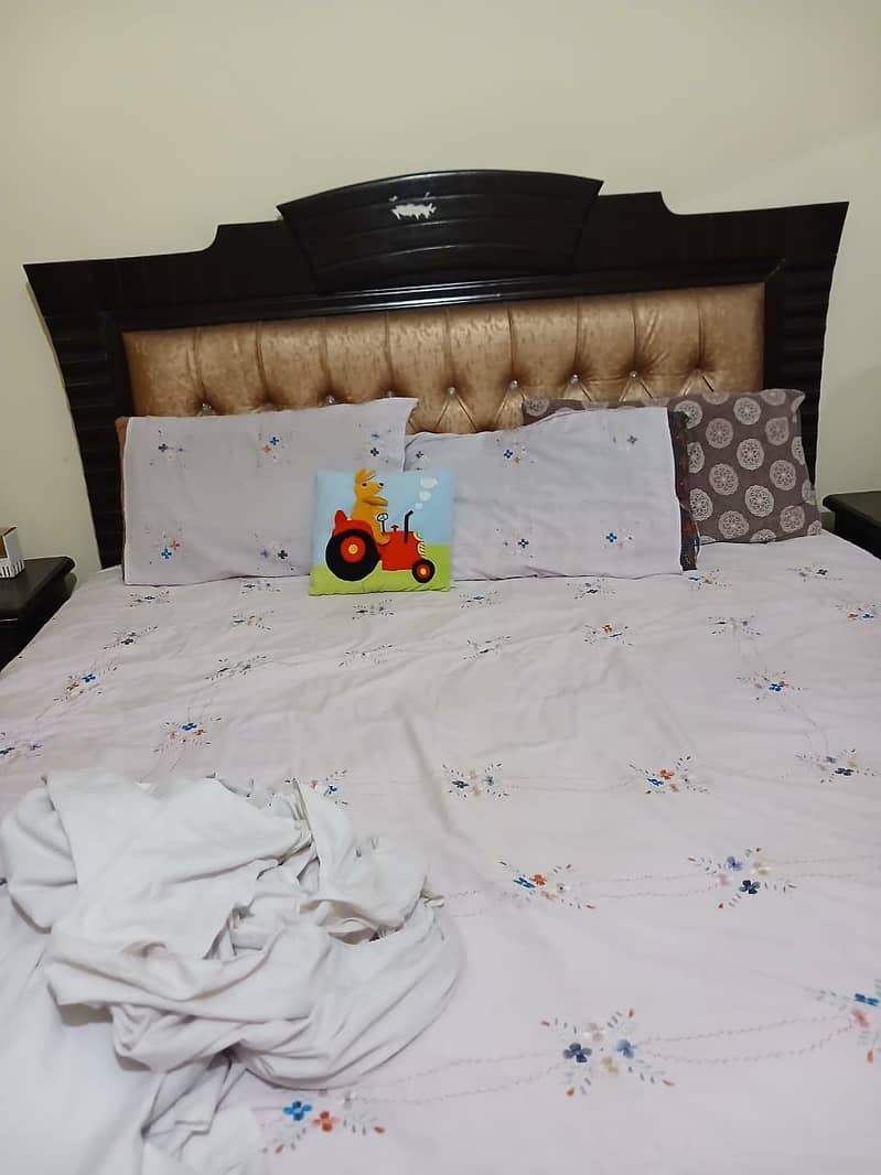 bedset with side tables 0