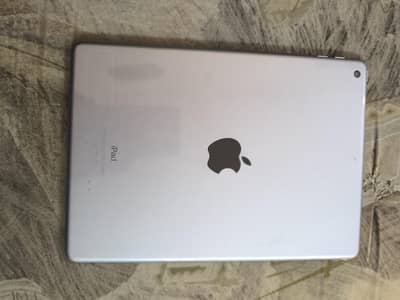 iPad 6 128Gb 10 by 10 condition almost like brand new with charger