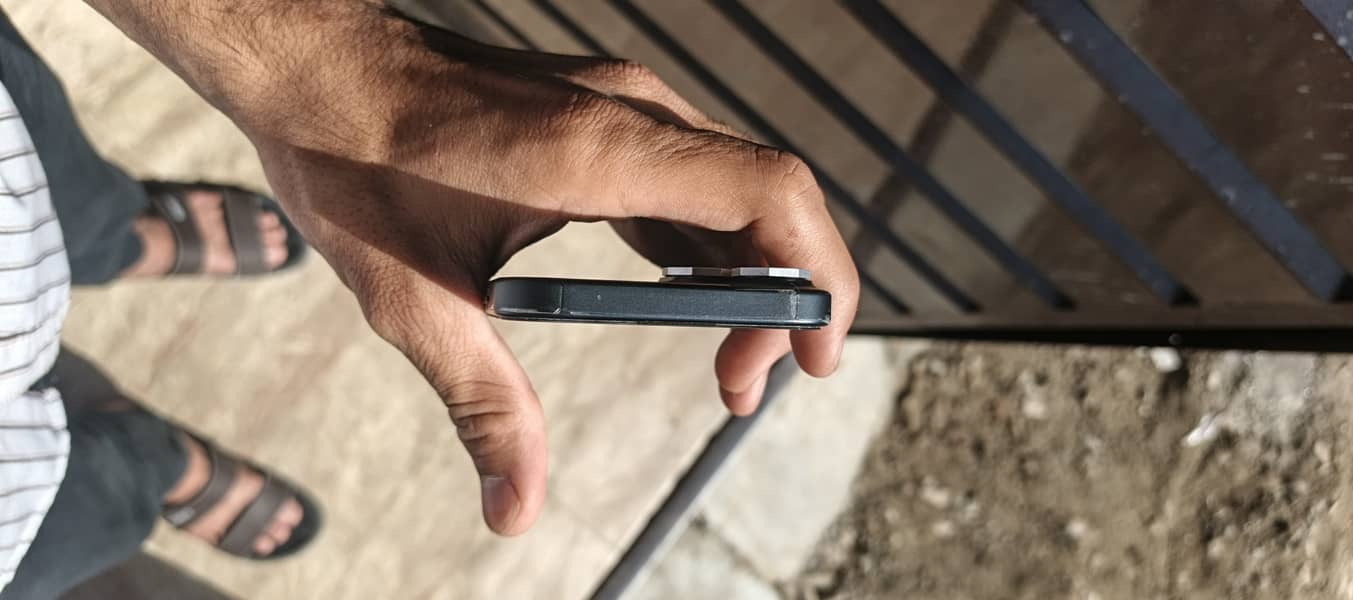 iPhone 15 4