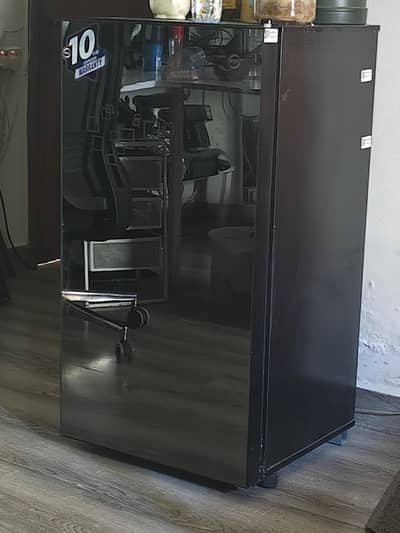 Pel Black mirror bedroom Fridge