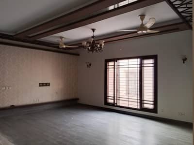 office defence view main road 2 bad DD 3 bath. big parking