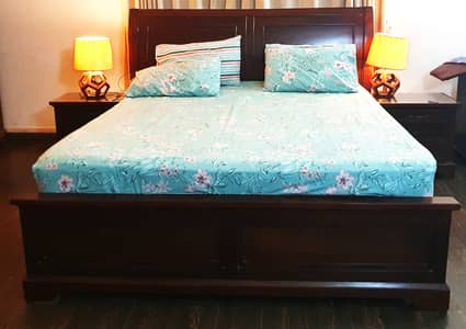 King Size Bed Set - 2 Side Table - Dressing Table - Wooden - Used