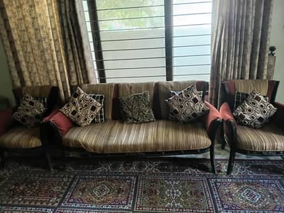 simple sofa lakri thori tuti hui he