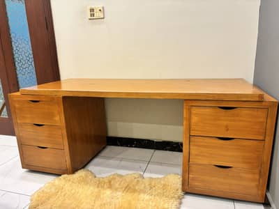 Study table made in wood