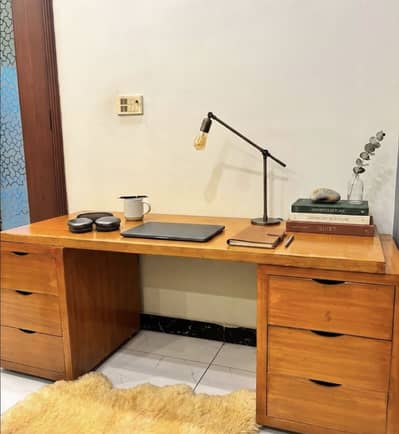 Study table made in wood